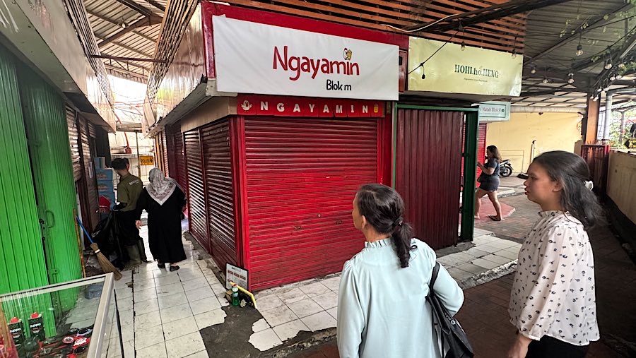 Pedagang mulai meninggalkan kawasan Plaza 2 Blok M mulai Sabtu malam beberapa hari lalu. (Bloomberg Technoz/Andrean Kristianto)