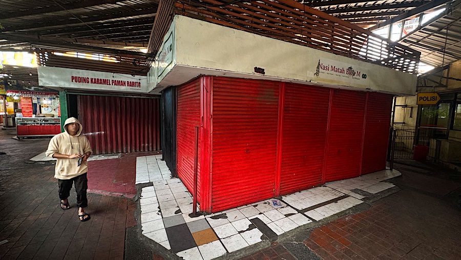 Pada akhir 2024 tempat ini kembali ramai karena viralnya beberapa tenant penjual makanan dan camilan. (Bloomberg Technoz/Andrean Kristianto)