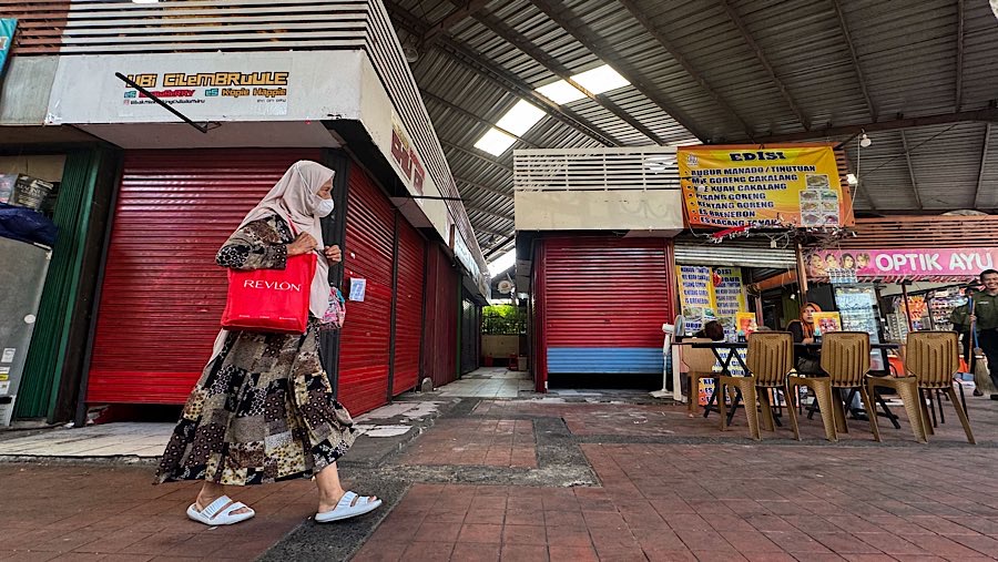 Warga melintas diantara kios yang tutup di Plaza 2 Blok M, Jakarta, Rabu (3/9/2025). (Bloomberg Technoz/Andrean Kristianto)