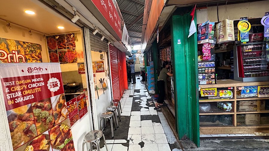 Dari puluhan kios hanya terlihat beberapa yang masih tetap berjualan. (Bloomberg Technoz/Andrean Kristianto)