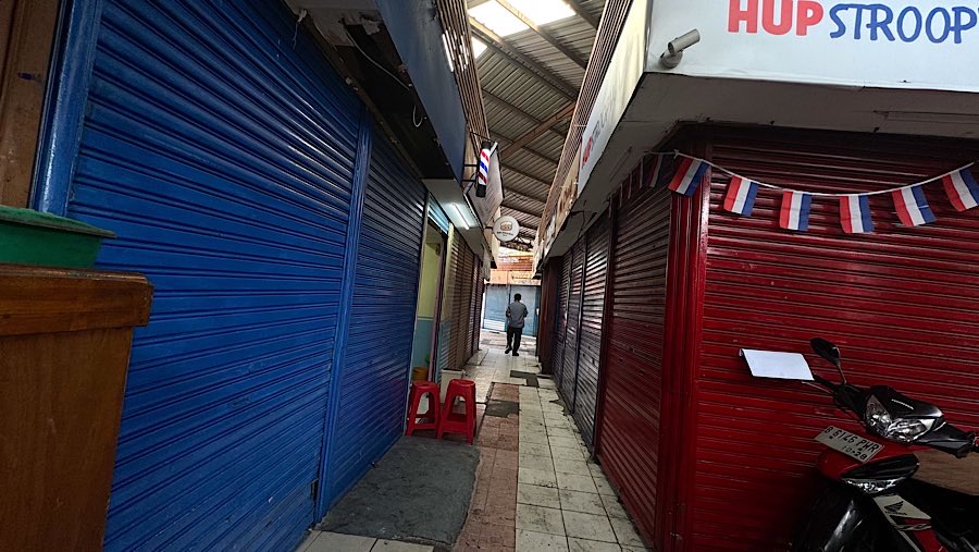 Plaza 2 Blok M berada di samping Terminal Blok M dan dikenal sebagai pusat toko sepatu, jam, dan kacamata. (Bloomberg Technoz/Andrean Kristianto)