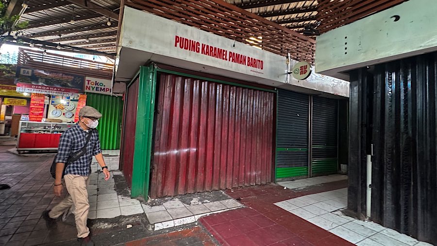 Warga melintas diantara kios yang tutup di Plaza 2 Blok M, Jakarta, Rabu (3/9/2025). (Bloomberg Technoz/Andrean Kristianto)