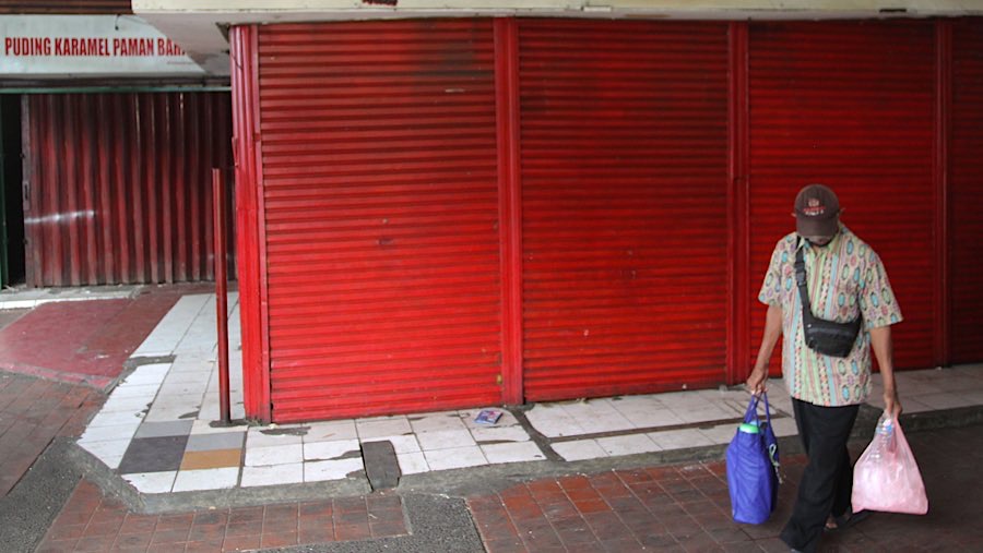 Warga melintas diantara kios yang tutup di Plaza 2 Blok M, Jakarta, Rabu (3/9/2025). (Bloomberg Technoz/Andrean Kristianto)