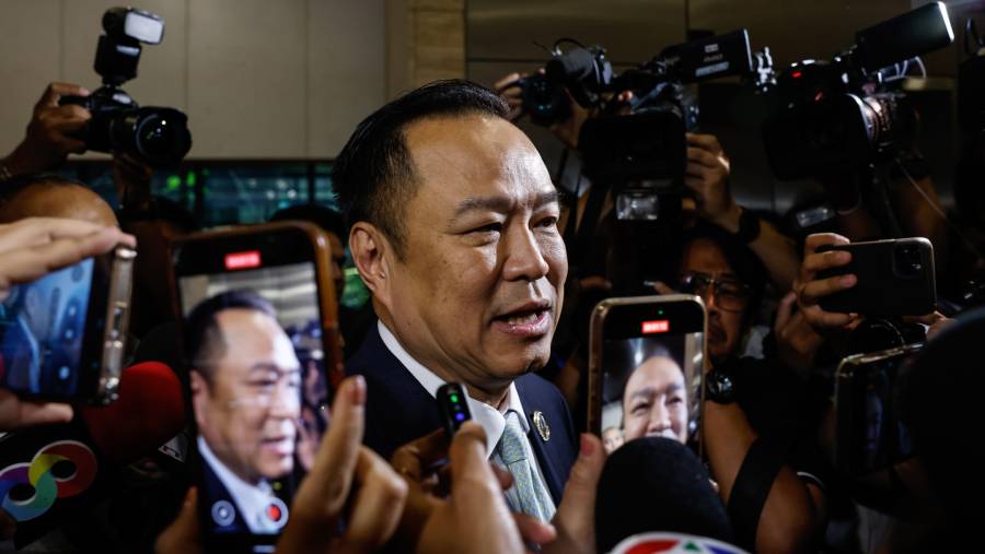 Anutin Charnvirakul tiba di Parlemen Thailand pada Rabu (3/9/2025). (Dario Pignatelli/Bloomberg)