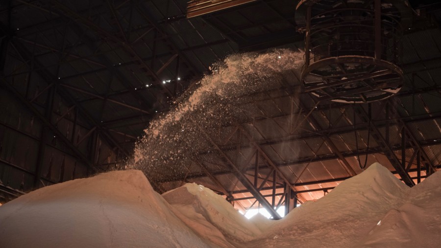 Tumpukan alumina di ruang penyimpanan pabrik aluminium./Bloomberg-Nick Paleologos