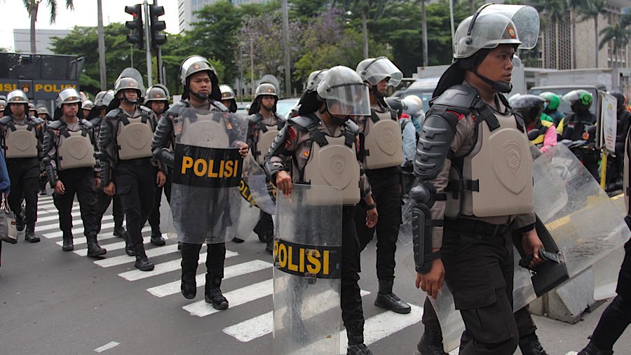 Polisi berjaga saat aksi demo buruh di jalan Thamrin, Jakarta, Kamis (4/9/2025). (Bloomberg Technoz/Andrean Kristianto)