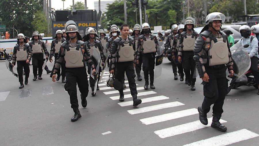 Puluhan aparat kepolisian berjaga selama demonstrasi berlangsung. (Bloomberg Technoz/Andrean Kristianto)