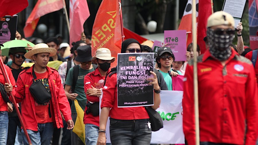 Massa dari Aliansi Gerakan Buruh Bersama Rakyat (Gebrak) long march di jalan Thamrin, Jakarta, Kamis (4/9/2025). (Bloomberg Technoz/Andrean Kristianto