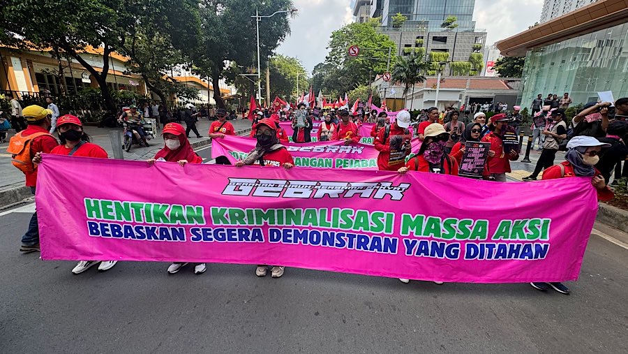 Massa dari Aliansi Gerakan Buruh Bersama Rakyat (Gebrak) long march di jalan Thamrin, Jakarta, Kamis (4/9/2025). (Bloomberg Technoz/Andrean Kristianto