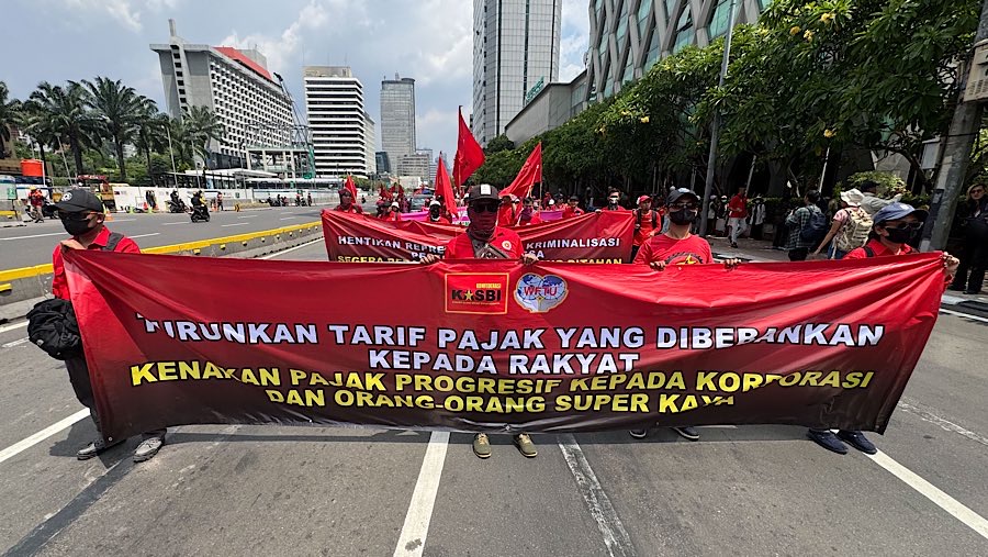 Massa dari Aliansi Gerakan Buruh Bersama Rakyat (Gebrak) long march di jalan Thamrin, Jakarta, Kamis (4/9/2025). (Bloomberg Technoz/Andrean Kristianto