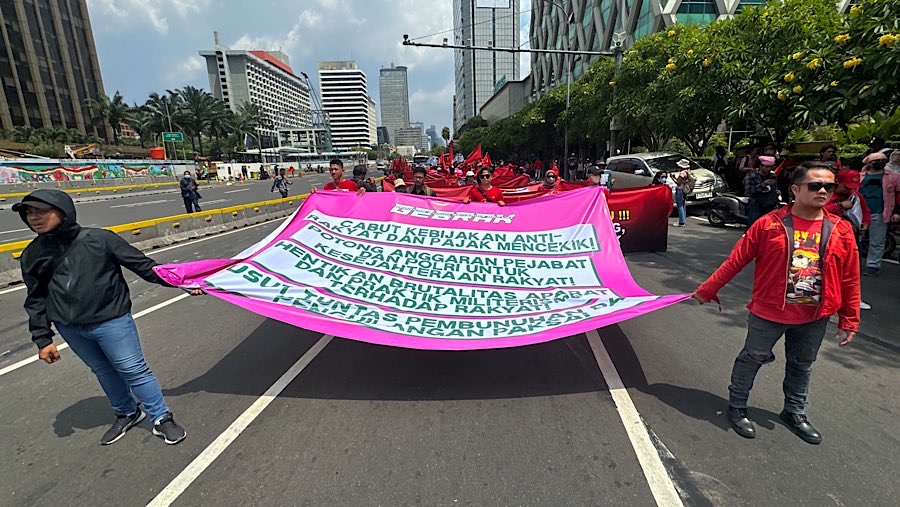 Mereka melakukan long march menuju kawasan Patung Kuda untuk menggelar unjuk rasa. (Bloomberg Technoz/Andrean Kristianto