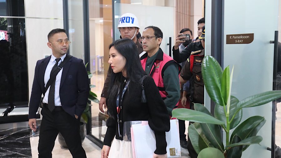 Mendikbudristek 2019-2024, Nadiem Makarim ditetapkan tersangka di Kejagung, Jumat (4/92025). (Bloomberg Technoz/Andrean K)