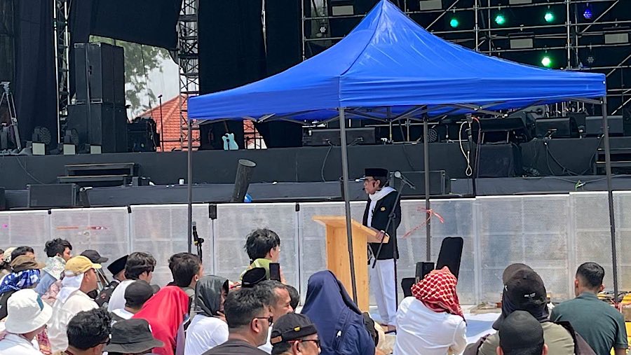 Musisi Dangdut Rhoma Irama jadi Imam Solat Jumat yang digelar di venue Pestapora 2025. (Bloomberg Technoz/Syailendra Hafiz)