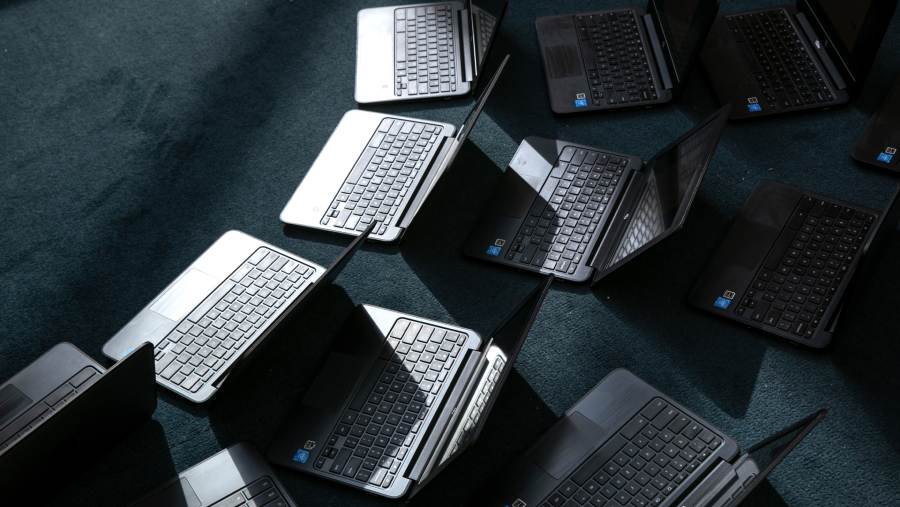 Ilustrasi penggunaan laptop Chromebook. (Bloomberg)