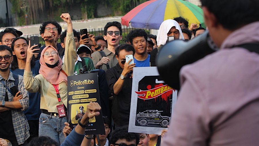 Peserta aksi mengikuti Aksi Piknik Nasional Rakyat di depan Kompleks Parlemen Senayan, Jumat (5/9/2025). (Bloomberg Technoz/Andrean Kristianto)