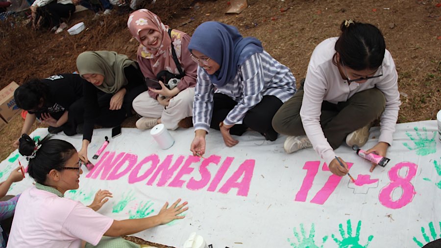 Beberapa massa lainnya juga ada yang melukis spanduk dengan cat berwarna-warni. (Bloomberg Technoz/Andrean Kristianto)