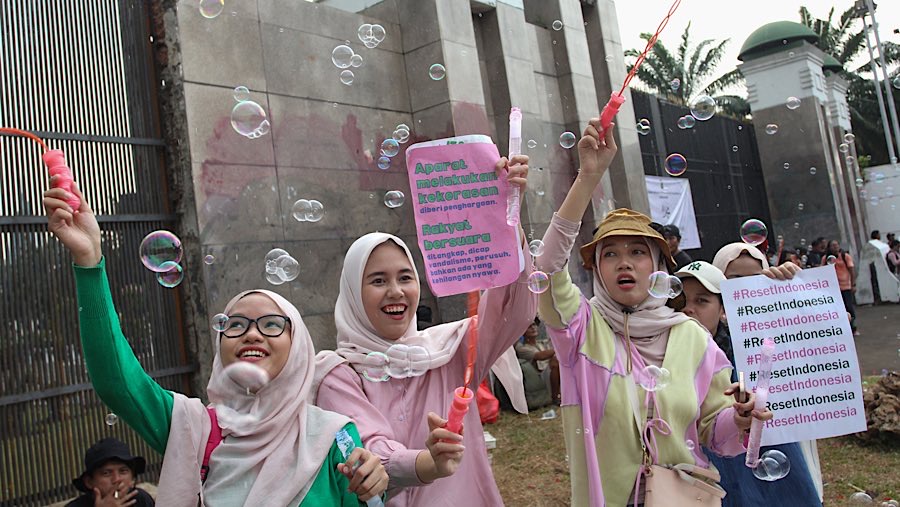 Aksi tersebut menuntut pertanggungjawaban pemerintah dan DPR atas 17+8 Tuntutan Rakyat. (Bloomberg Technoz/Andrean Kristianto)