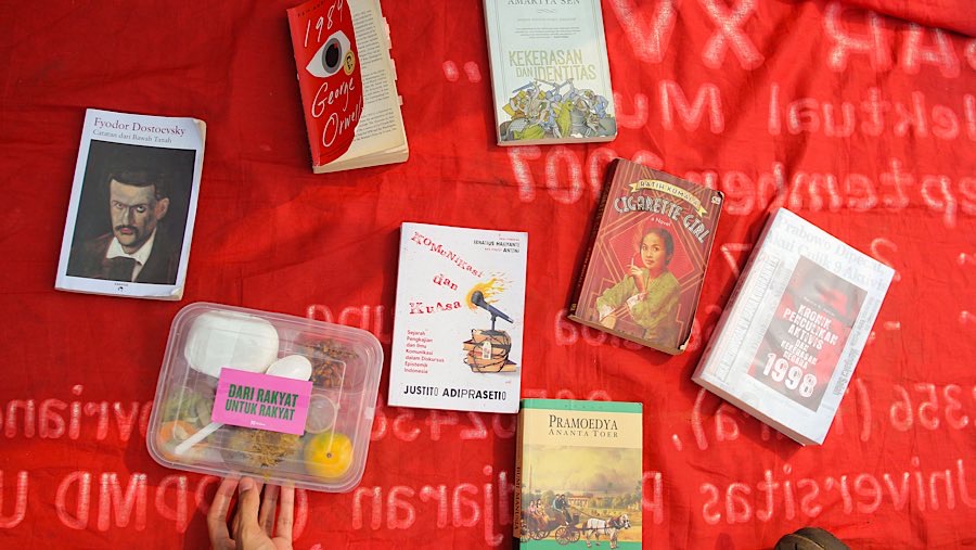 Aksi ini merupakan aksi damai bertajuk “Piknik Nasional Rakyat: Deadline Day Tuntutan 17+8!”  (Bloomberg Technoz/Andrean Kristianto)