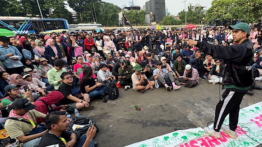 Peserta aksi mengikuti Aksi Piknik Nasional Rakyat di depan Kompleks Parlemen Senayan, Jumat (5/9/2025). (Bloomberg Technoz/Andrean Kristianto)