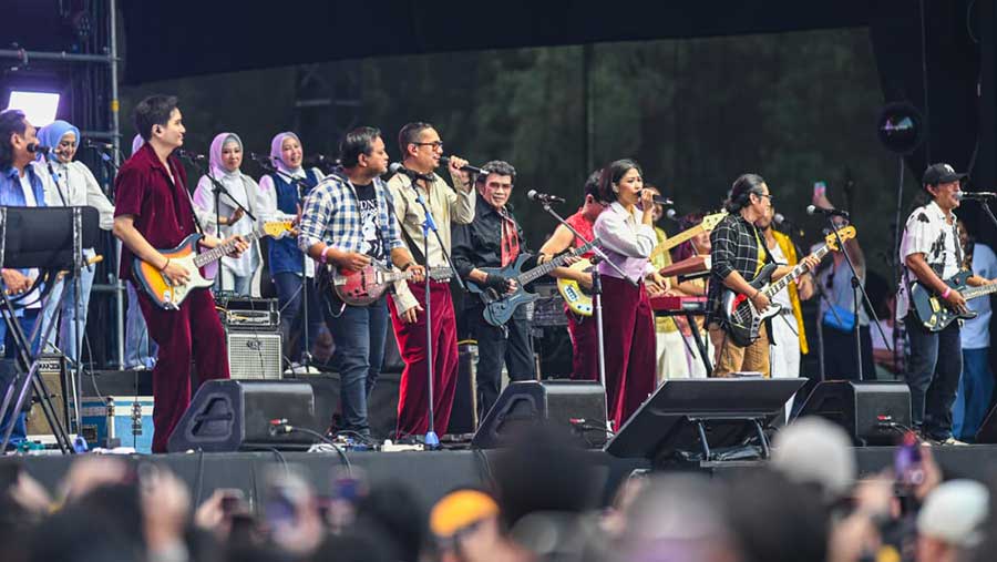 Penampilan kolaborasi Soneta Group dan Maliq & D’Essentials di Pestapora 2025. (Bloomberg Technoz/Syailendra Wiratama)
