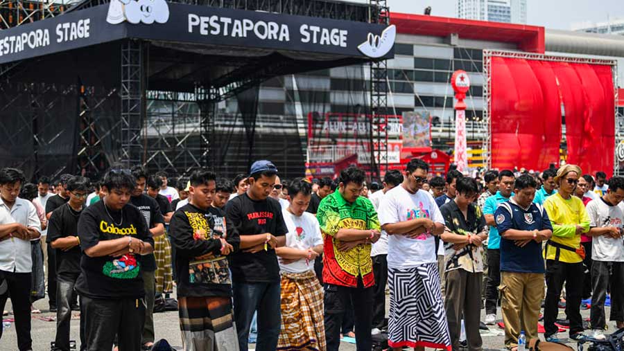 Suasana khusyuk pengunjung Pestapora 2025 saat Sholat Jumat. (Bloomberg Technoz/Syailendra Wiratama)