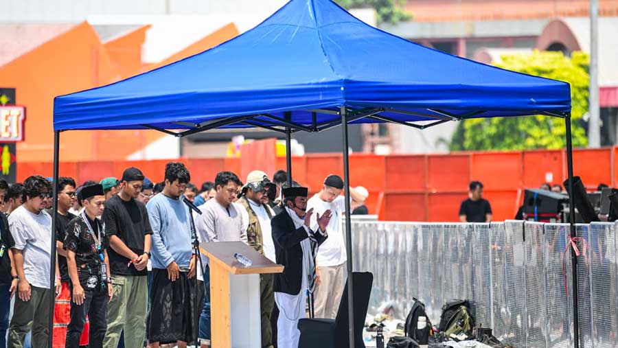 Rhoma Irama menjadi imam Sholat Jumat di Pestapora 2025. (Bloomberg Technoz/Syailendra Wiratama)