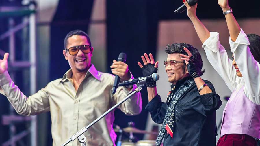 Penampilan kolaborasi Soneta Group dan Maliq & D’Essentials di Pestapora 2025. (Bloomberg Technoz/Syailendra Wiratama)
