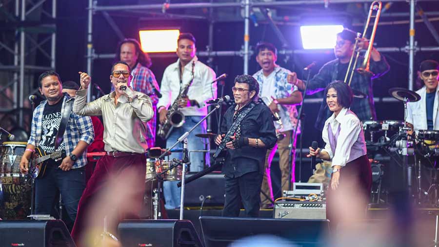 Penampilan kolaborasi Soneta Group dan Maliq & D’Essentials di Pestapora 2025. (Bloomberg Technoz/Syailendra Wiratama)