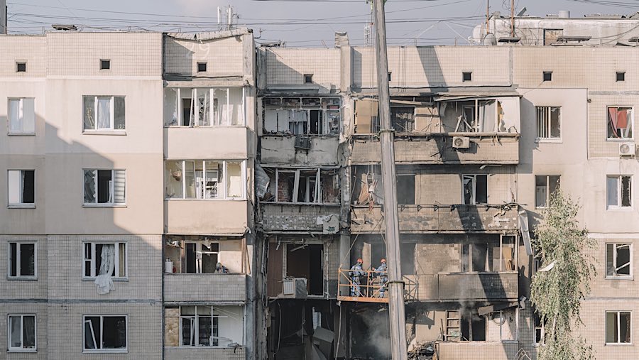 Rusia kembali menggempur Ukraina, termasuk Ibu kotanya dengan serangan drone pada Sabtu dini hari menewaskan 2 orang. (Andrew Kravchenko/Bloomberg)