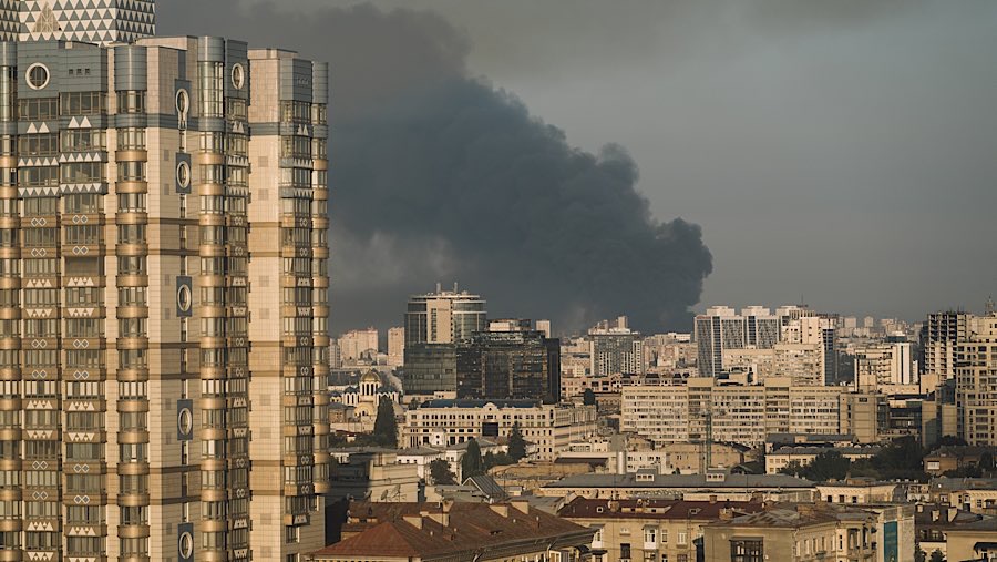 Asap mengepul setelah serangan udara Rusia di Kyiv, Ukraina, Minggu (7/9/2025). (Andrew Kravchenko/Bloomberg)
