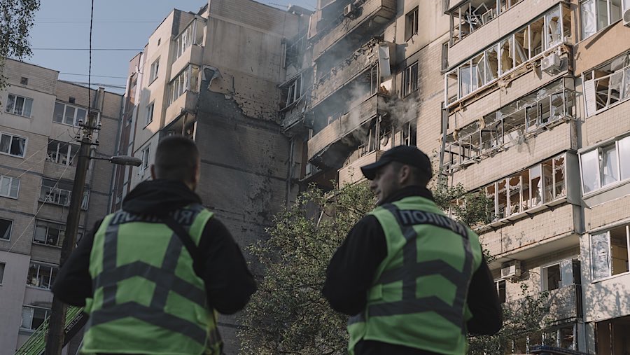 Polisi di lokasi bangunan yang rusak akibat serangan udara Rusia di Kyiv, Ukraina, Minggu (7/9/2025). (Andrew Kravchenko/Bloomberg)