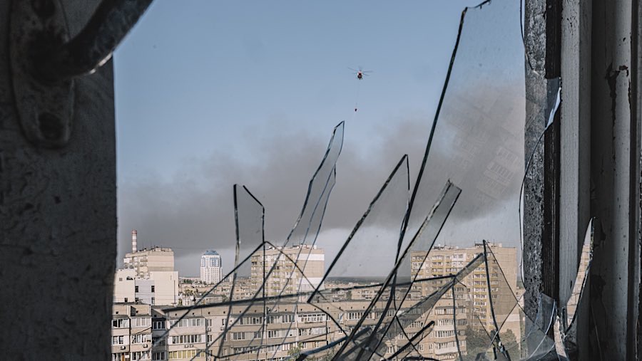 Pecahan kaca dari bangunan yang rusak akibat serangan udara Rusia di Kyiv, Ukraina, Minggu (7/9/2025). (Andrew Kravchenko/Bloomberg)