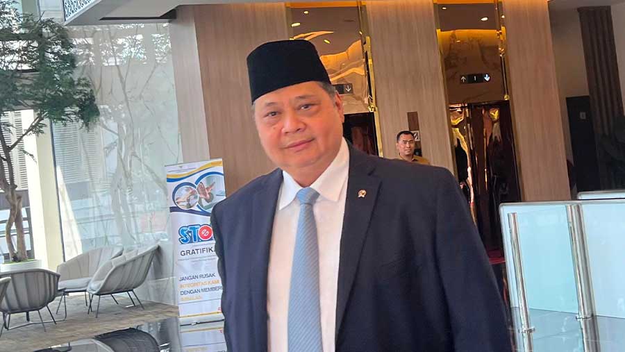 Menteri Koordinator Bidang Perekonomian, Airlangga Hartarto bergegas ke Istana, Senin (08/09) (Bloomberg Technoz/Mis Fransiska)