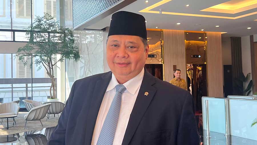 Menteri Koordinator Bidang Perekonomian, Airlangga Hartarto bergegas ke Istana, Senin (08/09) (Bloomberg Technoz/Mis Fransiska)