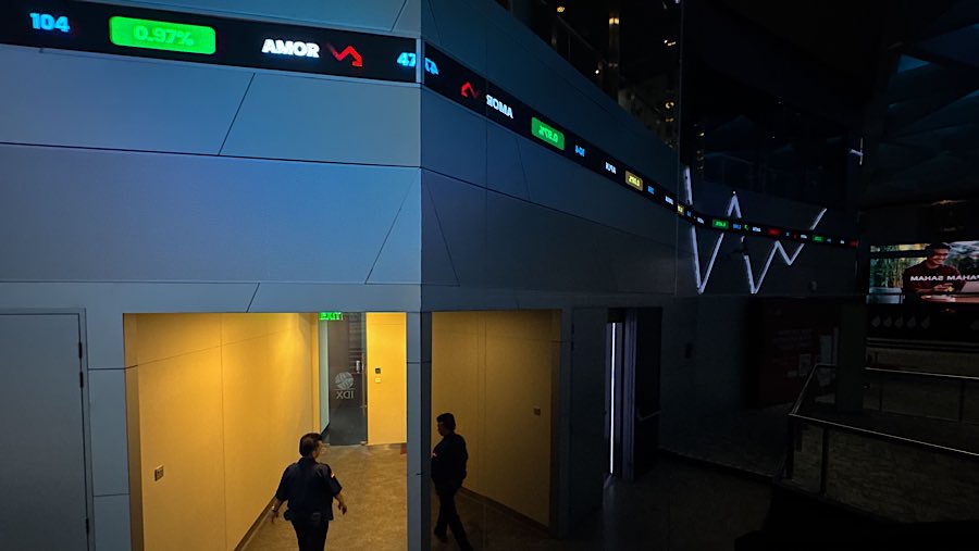 Pekerja di depan layar indeks harga saham gabungan (IHSG) di Bursa Efek Indonesia (BEI), Senin (8/9/2025). (Bloomberg Technoz/Andrean Kristianto)