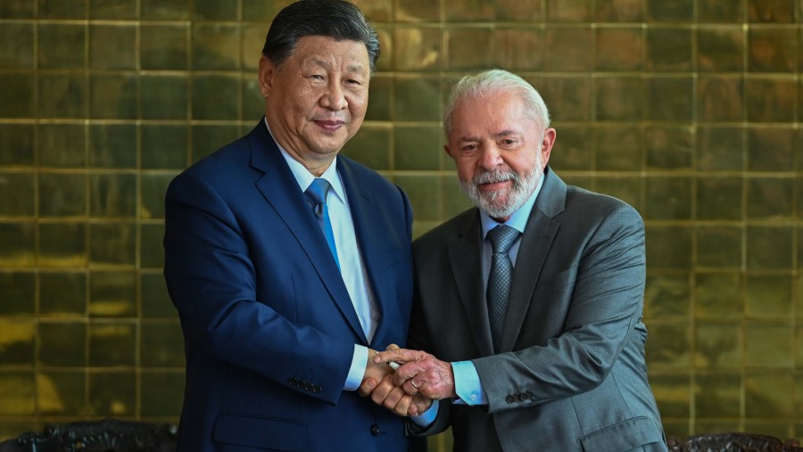 Xi Jinping dan Luiz Inacio Lula da Silva, selama pertemuan di Brasil pada tahun 2024. (Sumber: Bloomberg)
