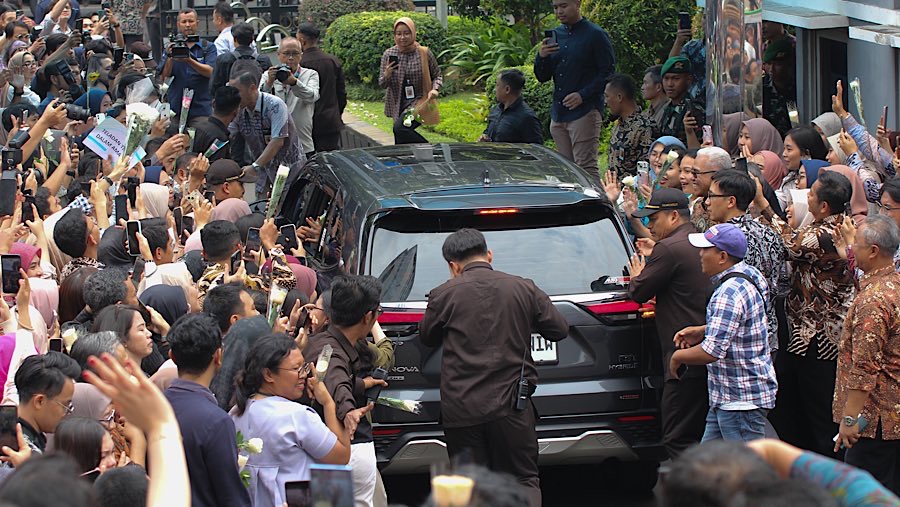 Para pegawai Kemenkeu juga ramai menunggu di pintu keluar gerbang Kantor Kementerian Keuangan. (Bloomberg Technoz/Andrean Kristianto)