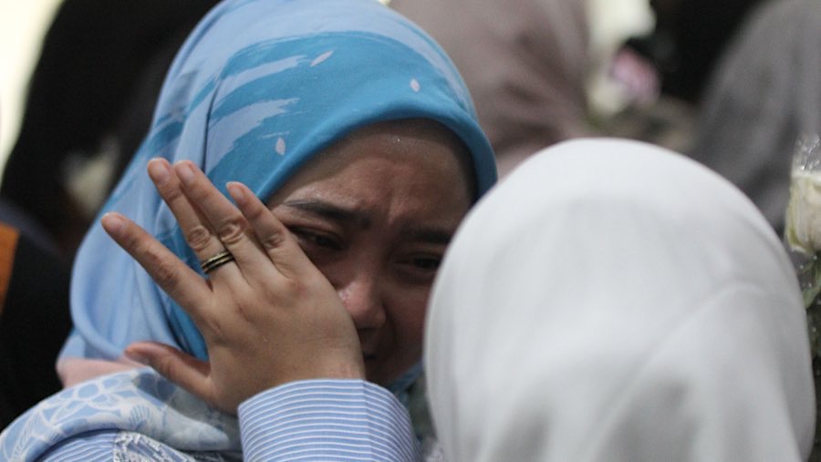 Tak sedikit karyawan yang juga ikut menangis saat perpisahan tersebut. (Bloomberg Technoz/Andrean Kristianto)