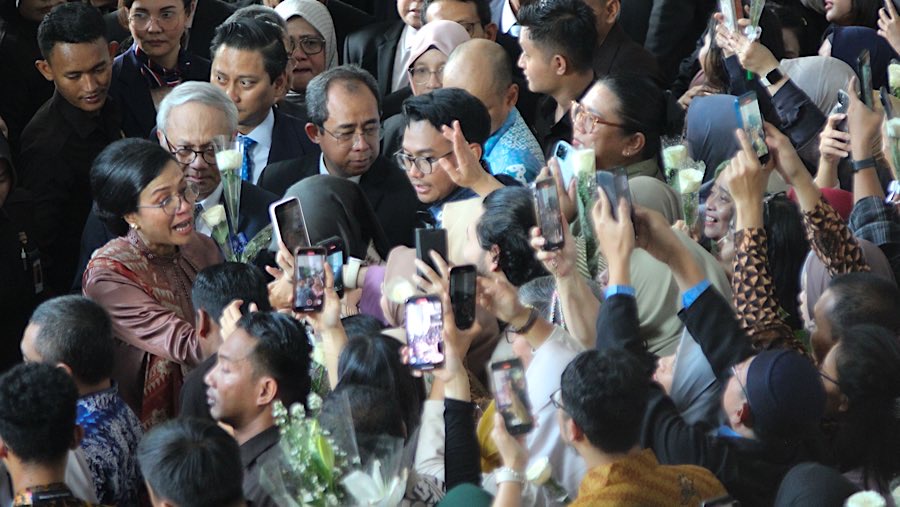 Sri Mulyani harus berjalan berdesakan karena ramainya pegawai yang ingin memberikan ucapan perpisahan. (Bloomberg Technoz/Andrean K)