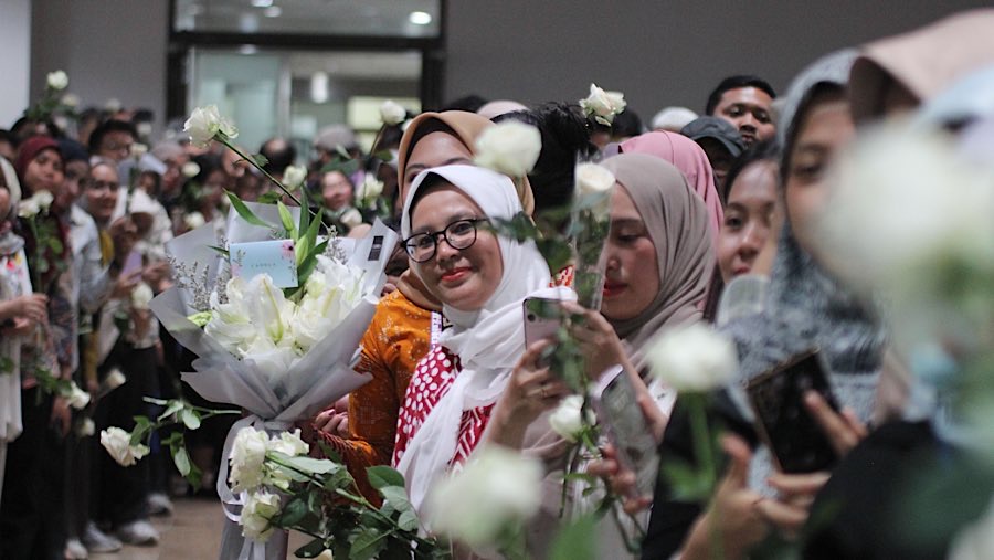 Di luar ruang acara sertijab sejumlah karyawan Kemenkeu telah menunggu Sri Mulyani yang hendak meninggalkan kantor Kemenkeu. (Bloomberg Technoz/Andre)