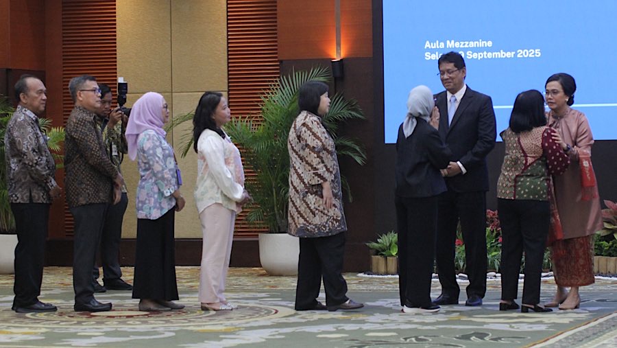 Usai acara sertijab tersebut tamu undangan berserta pegawai Kementerian Keuangan berjabat tangan dengan dengan Menkeu yang baru dan Sri Mulyani.