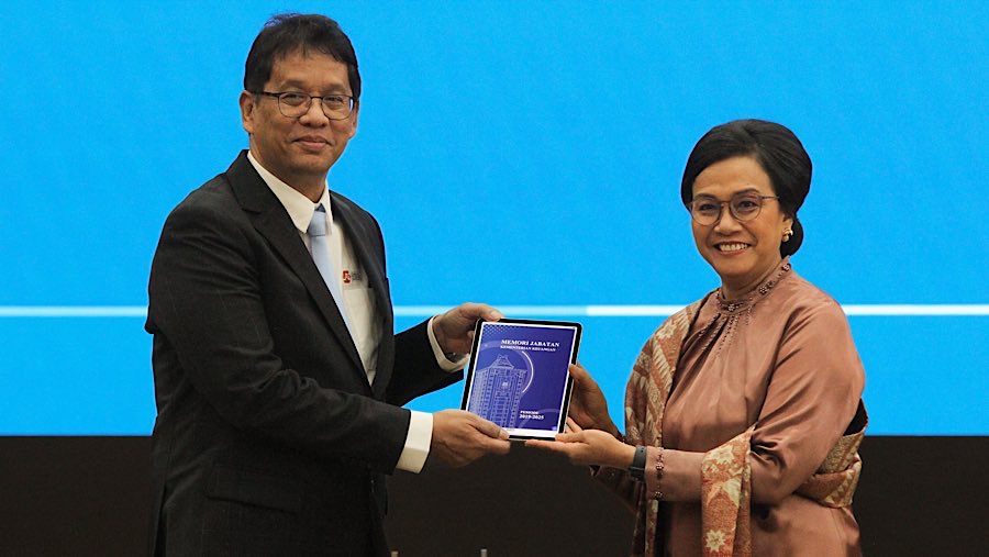 Menkeu Purbaya Yudhi Sadewa (kiri) dan Sri Mulyani saat acara sertijab Menteri Keuangan di Jakarta, Selasa (9/9/2025). (Bloomberg Technoz/Andrean K)