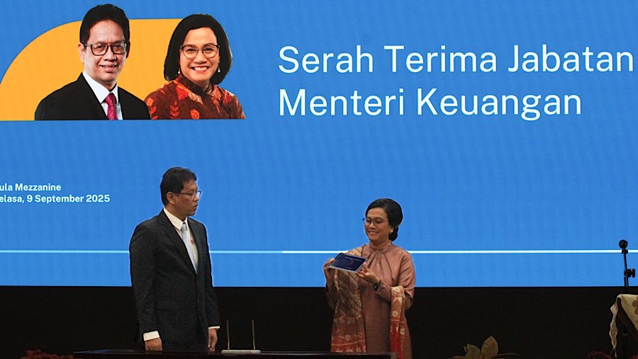 Menkeu Purbaya Yudhi Sadewa (kiri) dan Sri Mulyani saat acara sertijab Menteri Keuangan di Jakarta, Selasa (9/9/2025). (Bloomberg Technoz/Andrean K)