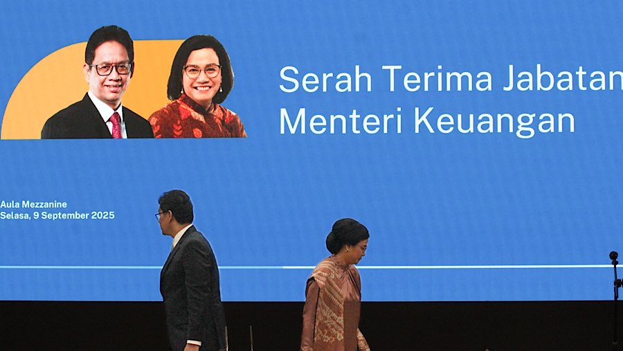 Menkeu Purbaya Yudhi Sadewa (kiri) dan Sri Mulyani saat acara sertijab Menteri Keuangan di Jakarta, Selasa (9/9/2025). (Bloomberg Technoz/Andrean K)