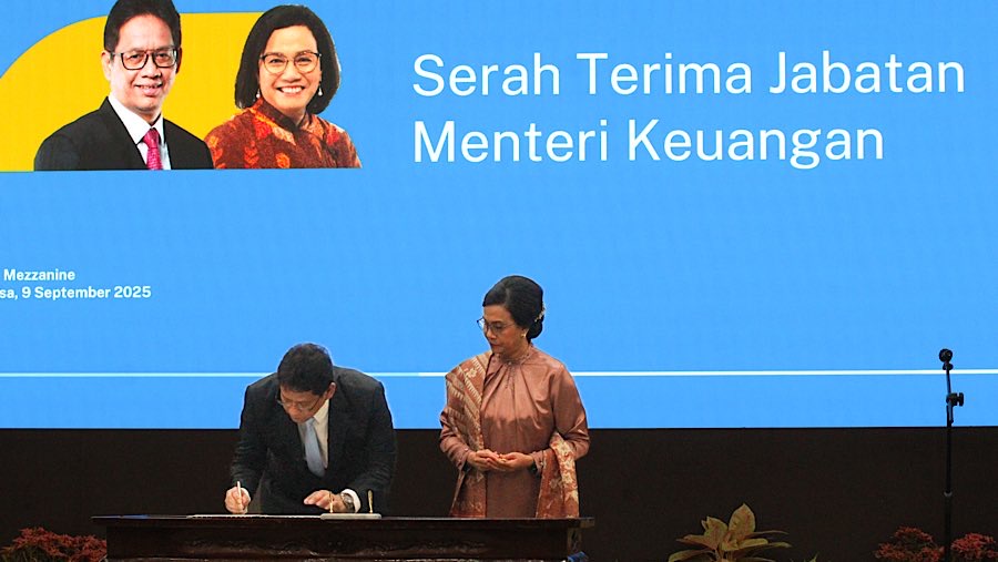 Menkeu Purbaya Yudhi Sadewa (kiri) dan Sri Mulyani saat acara sertijab Menteri Keuangan di Jakarta, Selasa (9/9/2025). (Bloomberg Technoz/Andrean K)