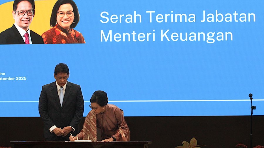 Sri Mulyani Indrawati resmi menandatangani dokumen penyerahan jabatan menteri keuangan kepada Purbaya Yudhi Sadewa.  (Bloomberg Technoz/Andrean K)