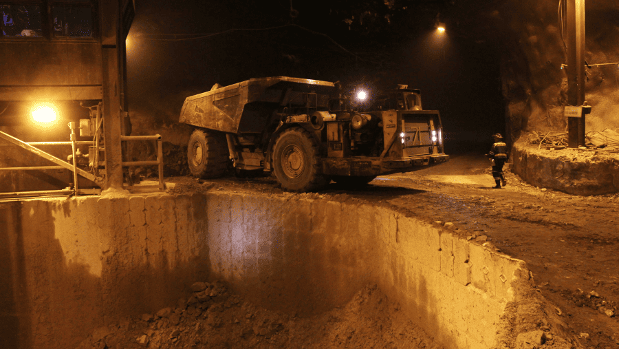 Truk sampah bersiap membongkar bijih ke dalam mesin penghancur di bawah tanah di kompleks pertambangan Grasberg milik Freeport./Bloomberg-Dadang Tri