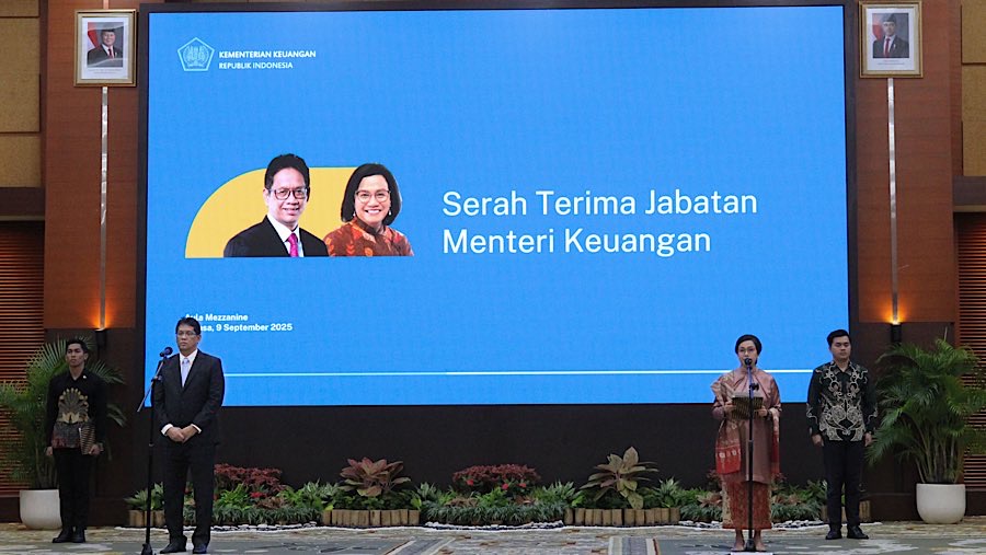 Menkeu Purbaya Yudhi Sadewa (kiri) dan Sri Mulyani saat acara sertijab Menteri Keuangan di Jakarta, Selasa (9/9/2025). (Bloomberg Technoz/Andrean K)