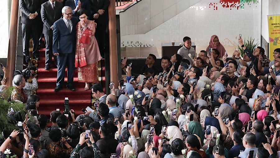 Menkeu periode 2024-2025 Sri Mulyani sempat terlihat menangis saat para pegawai memberikan acara perpisahan. (Bloomberg Technoz/Andrean K)