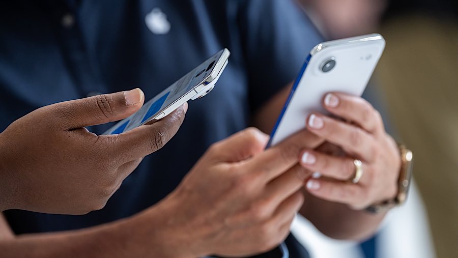 iPhone 17 Air hanya punya satu kamera belakang dengan kemampuan 48 MP, serta kamera di sisi layar dengan 18 MP. (David Paul Morris/Bloomberg)